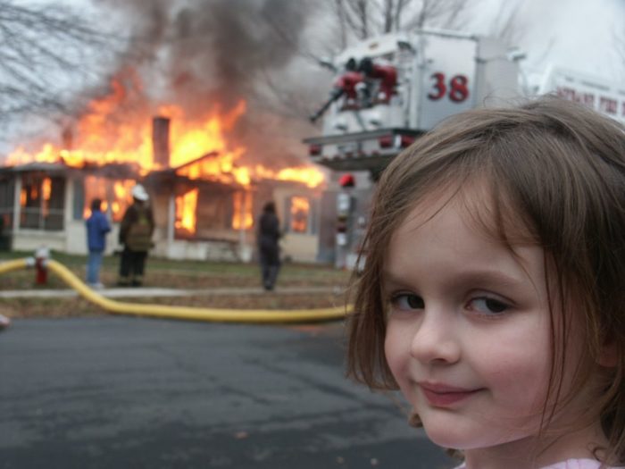 Dave tirou uma fotografia com um sorriso da garota, enquanto os bombeiros apagavam um incêndio