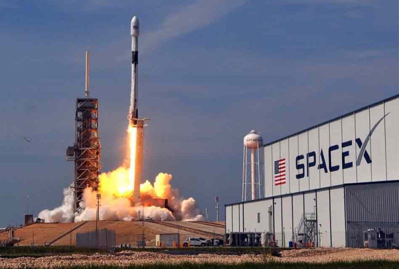 A agência espacial dos EUA disse à SpaceX para interromper seu trabalho no projeto, que visa pousar humanos na Lua já em 2024