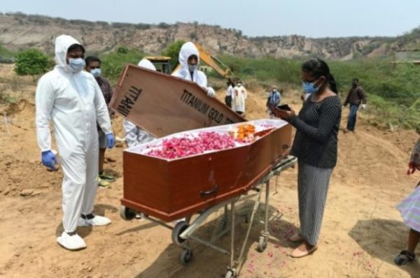 Vítima da covid-19 antes de enterro na cidade indiana de Pali, em 8 de maio de 2021