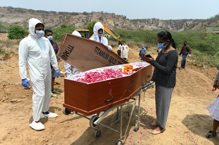Vítima da covid-19 antes de enterro na cidade indiana de Pali, em 8 de maio de