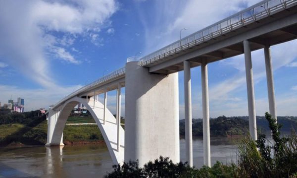 Ponte Internacional da Amizade, ligando Brasil e o Paraguai compras
