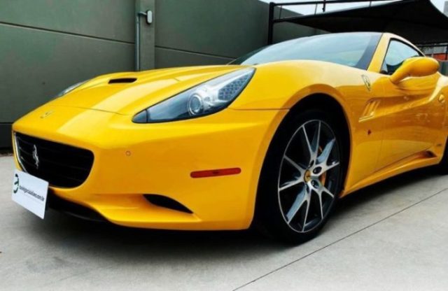 A Ferrari Califórnia (2009/2010) tem o lance inicial de R$ 659.334 no leilão de luxo