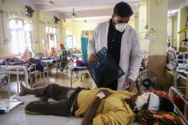 Médico atende paciente de "fungo negro" no hospital NSCB de Jabalpur (Índia) em 20 de maio de 2021