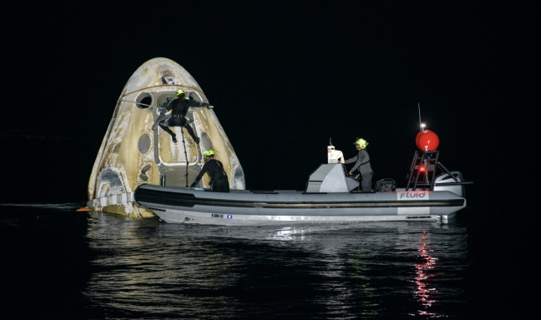 A cápsula Crew Dragon da SpaceX com quatro astronautas foi recuperada no Golfo do México