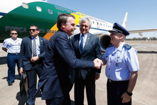 Bolsonaro cumprimentando o então Comandante da Aeronáutica, Tenente-Brigadeiro Antonio Carlos Bermudez cloroquina