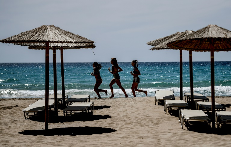 Países dependentes do turismo como a Grécia estão desesperados pela volta do turismo de massa para impulsionar sua economia