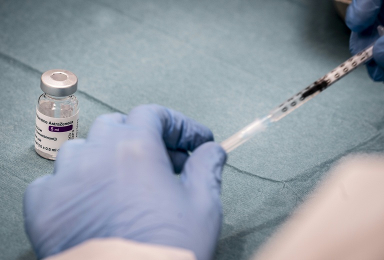 Funcionários da saúde preparam seringa para a vacina da AstraZeneca contra a covid-19