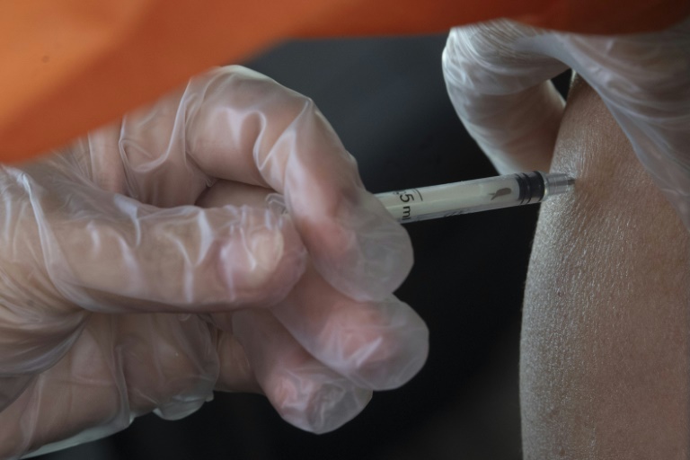 Mulher é inoculada com a vacina CoronaVac, desenvolvida pelo laboratório Sinovac, em um centro de vacinação no aeroporto de Carrasco em Ciudad de la Costa, Canelones, no Uruguai, em 08 de abril de 2021