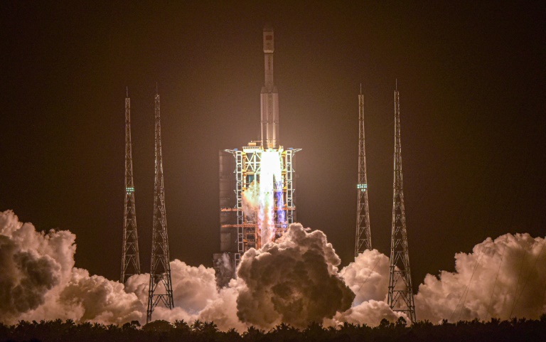 O foguete Longa Marcha 7, levando a nave de carga Tianzhou-2, da China, é lançado do centro espacial Wenchang, no sul da China