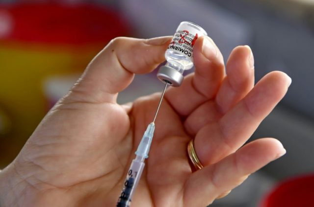 Os pesquisadores coletaram amostras de sangue de quem recebeu qualquer uma dessas vacinas, que são as vacinas predominantes nos EUA