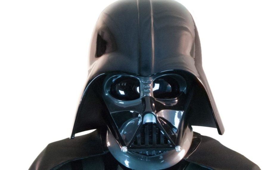 O capacete de Darth Vader vendido por 2.200 euros e parte dos lucros serão destinados para Pesquisa de Alzheimer no Reino Unido