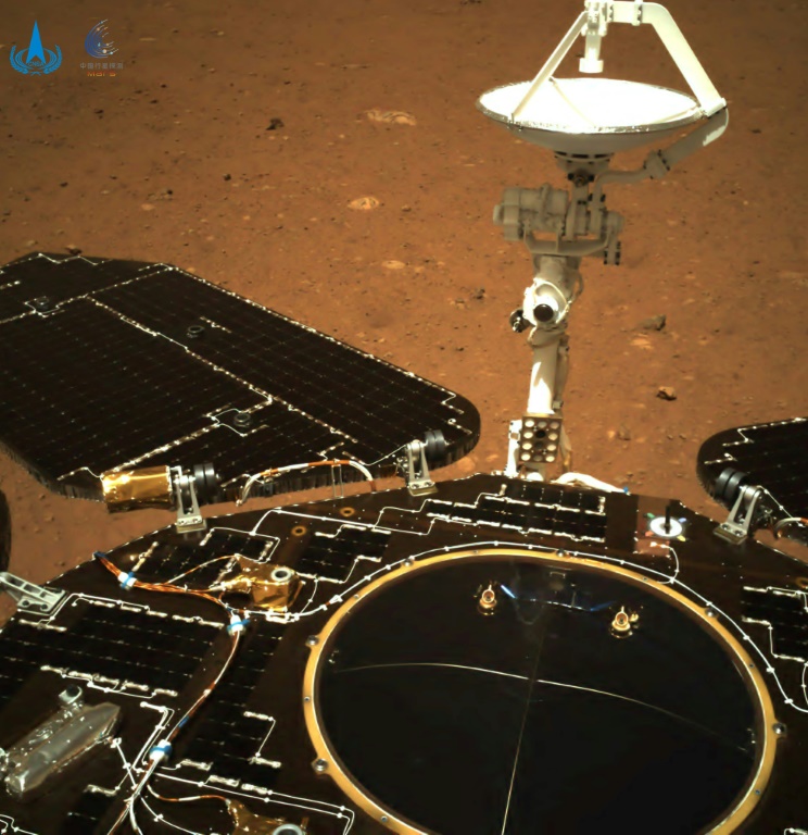 Imagem divulgada pela Agência Nacional Espacial chinesa (CNSA) do rover chinês Zhurong na superfície de Marte