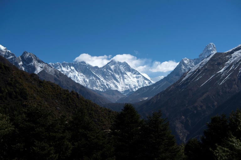 Desde o início da temporada de escaladas, mais de 350 alpinistas alcançaram o topo do Everest
