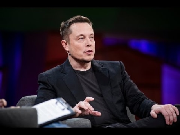 Elon Musk começou sua semana levantando duas polêmicas em seu Twitter