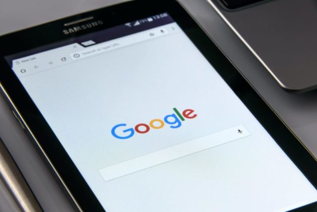 Um tribunal russo multou, nesta terça-feira (25) o Google em 6 milhões de rublos (US$ 81.600) por não excluir conteúdo que Moscou considera ilegal