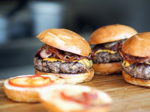 Diversas hamburguerias estão com descontos e promoções especiais para o Dia do Hambúrguer