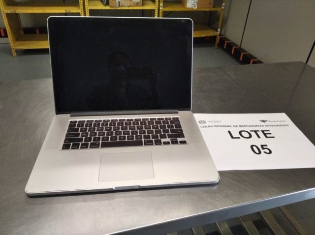 Este MacBook Pro está com lance inicial de R$ 900 no leilão da Receita Federal
