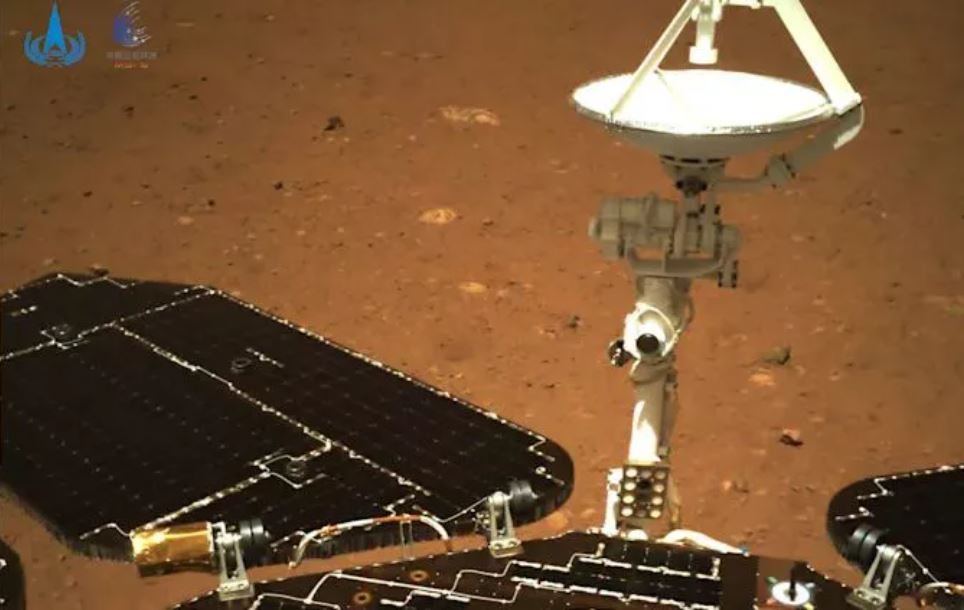 A Agência Espacial chinesa divulgou uma imagem colorida e uma imagem preto e branco, comprovando o contato do rover com o solo de Marte.