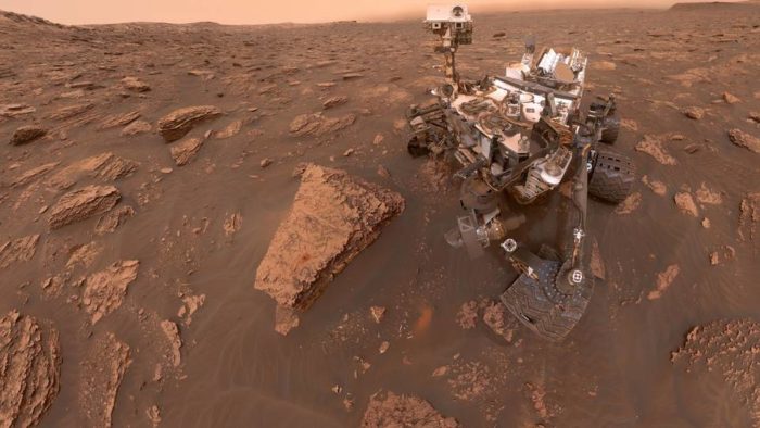 Desde o seu pouso no planeta vermelho em 6 de agosto de 2012, o Curiosity rover tem viajado pouco mais de 25 km na área cratera Gale