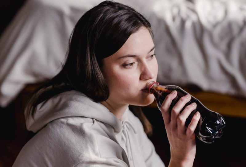 O consumo excessivo de bebidas açucaradas durante a adolescência pode aumentar o risco