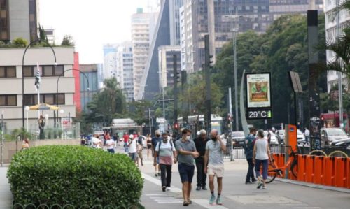 Movimento de pessoas na Avenida Paulista durante a fase de transição da pandemia de covid-19