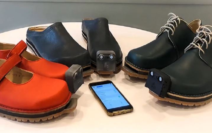 Com sensores ultrassônicos, o sapato detecta obstáculos até qiatro metros no caminho do usuário e o avisa em tempo hábil.