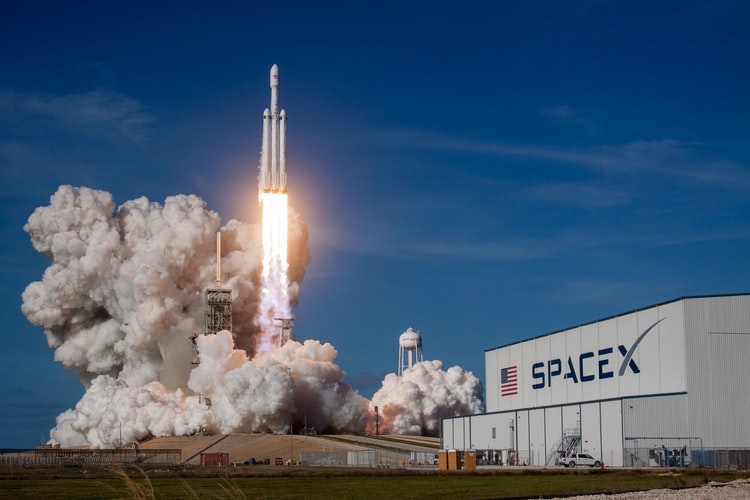 A SpaceX planeja cobrir áreas mal conectadas e isoladas do globo com conectividade à Internet. De todos os satélites em operação, 35% pertencem a Elon Musk