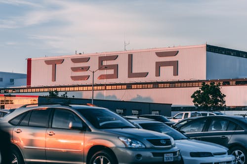 Uma nova bateria elétrica ao Tesla sairia por R$ R$ 145 mil