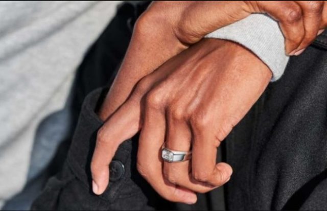 Cada aliança de noivado da Tiffany para homens conta com um diamante cravejado