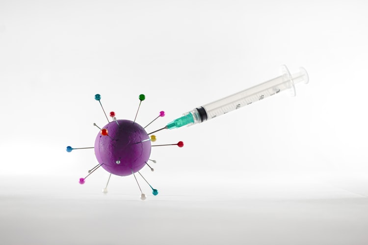 Os anticorpos induzidos pela vacina também neutralizaram variantes preocupantes originárias do Reino Unido, África do Sul e Brasil. 