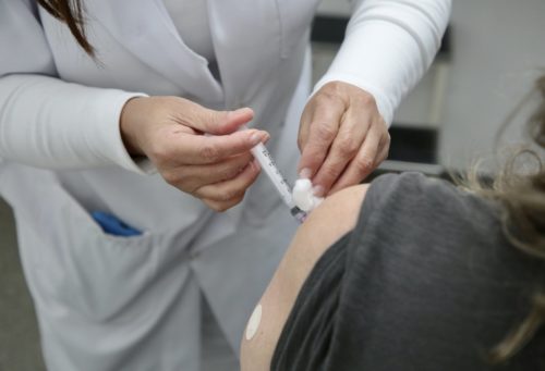 O governo estadual estima que essa nova etapa da imunização contra a covid-19 deve alcançar aproximadamente 865 mil pessoas