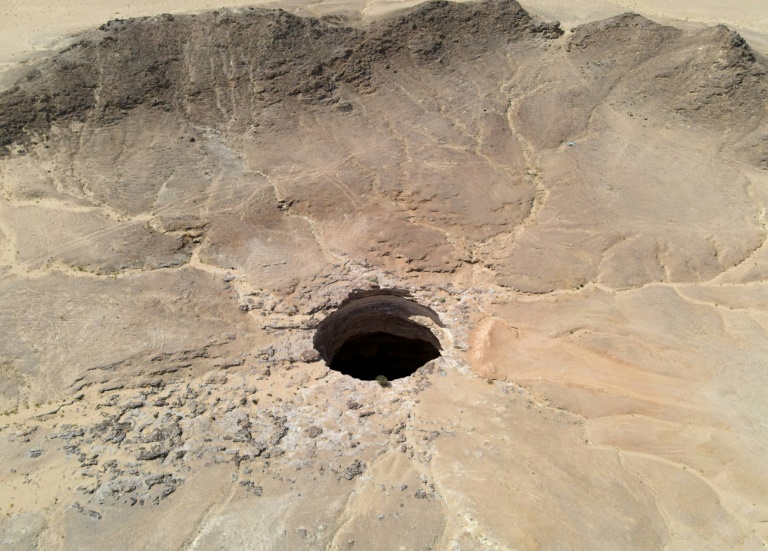 Vista aérea do misterioso poço de Barhout, Iêmen