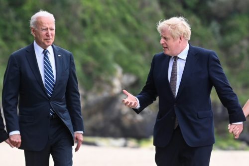 O presidente americano, Joe Biden (E), e o primeiro-ministro britânico, Boris Johnson (D), durante encontro em Carbis Bay, em 10 de junho de 2021
