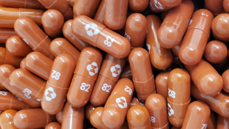 Os EUA anunciaram acordo com a Merck para a compra de 1,7 milhão de lotes de tratamento de uma pílula antiviral experimental contra covid-19