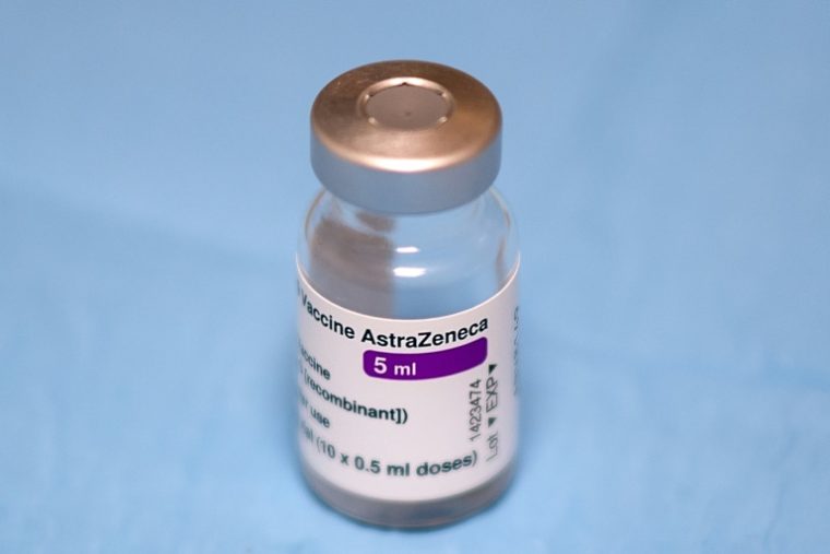 (Arquivo) Vacina AstraZeneca/Oxford em farmácia no oeste da França