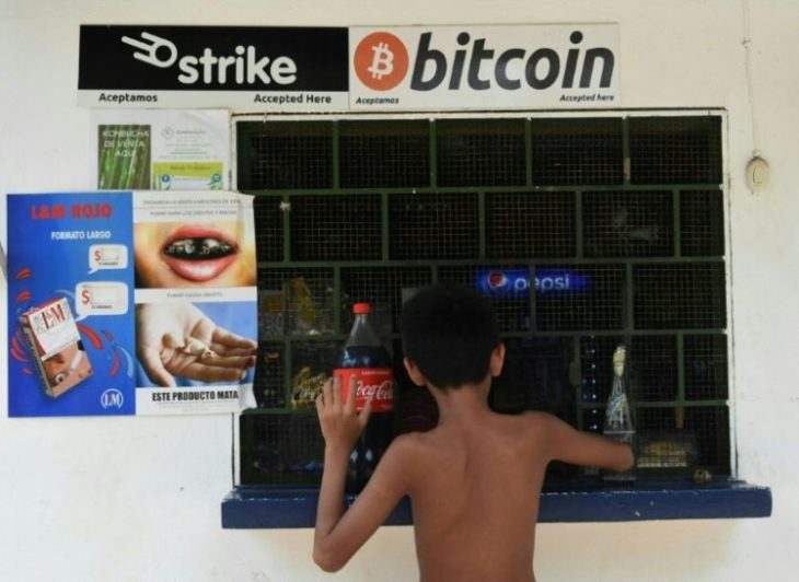 Jovem compra em uma loja que aceita bitcoins em El Zonte