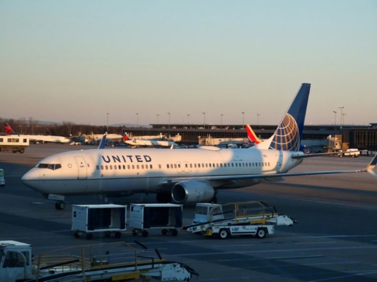 Avião da United Airlines no aeroporto internacional de Dulles, Virgínia, Estados Unidos, em 2 de março de 2021 vacina