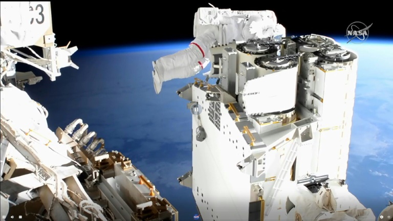 O astronauta Thomas Pesquet, da Agência Espacial Europeia, verifica os cabos para instalar novos painéis solares, em 16 de junho de 2021