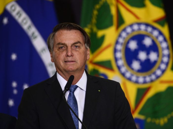 O presidente Jair Bolsonaro é acusado por uma "estratégia federal cruel e sangrenta de disseminação da Covid-19"