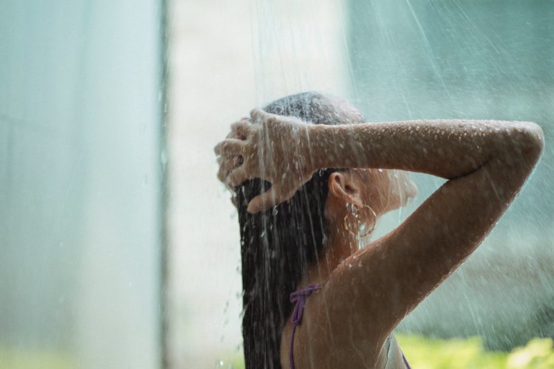 Banhos excessivos podem reduzir a hidratação da pele, fazendo com que ela fique seca e rachada, facilitando a entrada de germes causadores de doenças.
