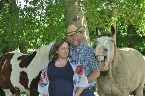 Foto de cavalo sorrindo em ensaio de maternidade viraliza no