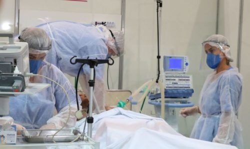 Brasil volta a ultrapassar a marca de 2 mil mortes diárias pela covid-19, registrando 2.127 novas vítimas da doença nesta quarta-feira, 30