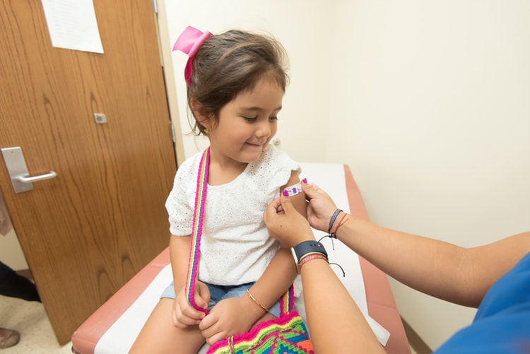 A Agência Nacional de Vigilância Sanitária aprovou o uso da vacina da Pfizer em crianças e adolescentes acima de 12 anos no Brasil.