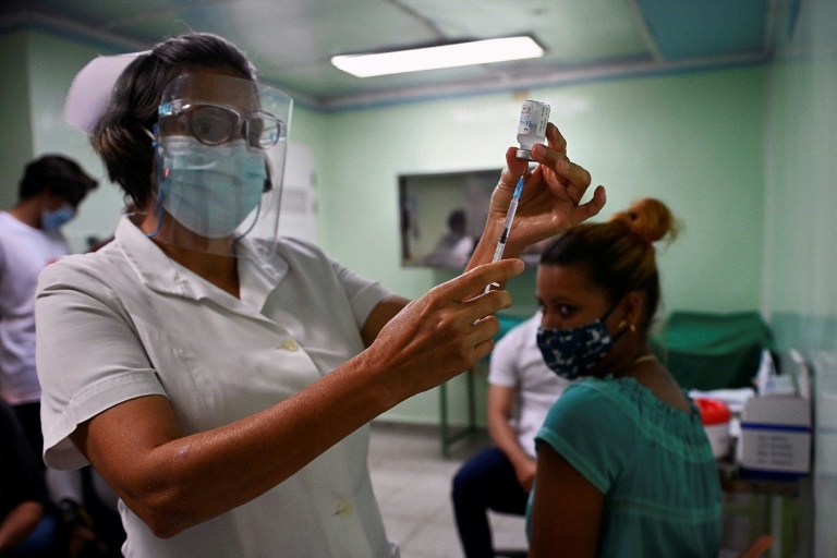 Uma enfermeira se prepara para inocular um profissional de saúde com a segunda dose da vacina cubana Abdala contra a covid-19 em Cienfuegos, Cuba, em 30 de maio de 2021