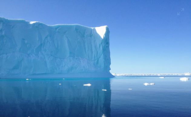 Se esta geleira e as vizinhas avançarem totalmente no oceano, os mares do mundo poderão subir vários metros nos próximos séculos.