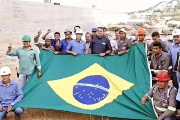 Operários de Jacurutu posaram em foto polêmica com o presidente Jair Bolsonaro