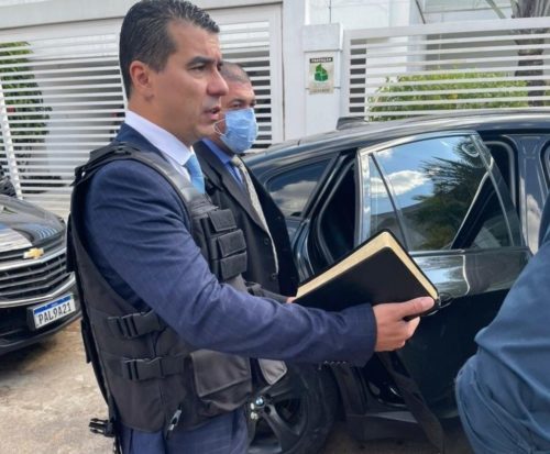 O deputado Luis Miranda chegou ao Congresso Nacional com colete à prova de balas. Ele e o irmão sexta-feira (25) na CPI da Pandemia