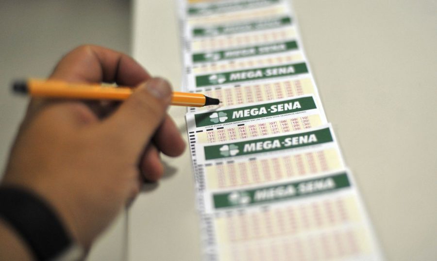 A aposta simples da Mega-Sena, com seis dezenas marcadas, custa R$ 4,50