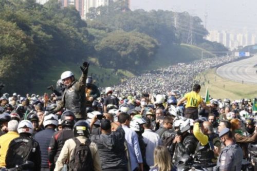 Manifestação de apoio ao presidente reuniu milhares de motociclistas na Rodovia dos Bandeirantes, em São Paulo