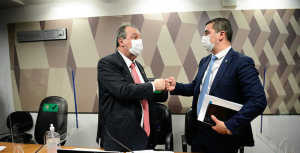 Omar Aziz e Luis Claudio Miranda se cumprimentam em sessão histórica da CPI da Covid